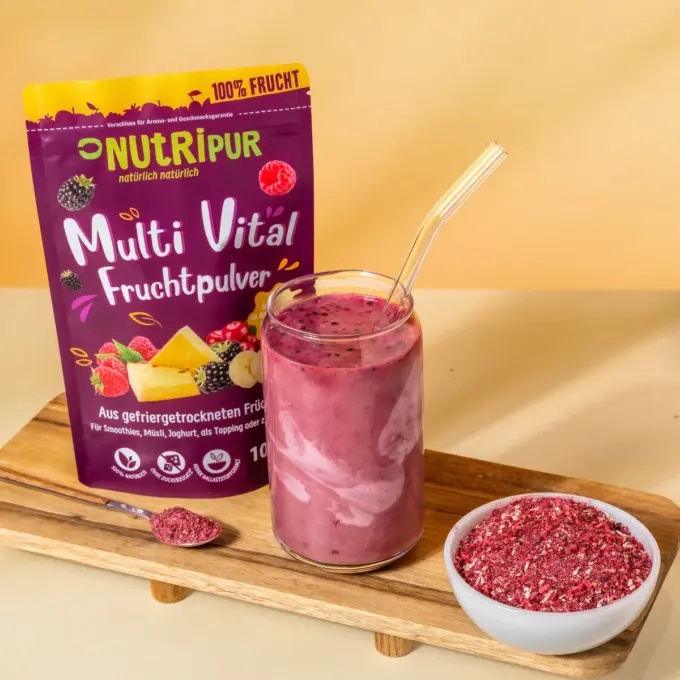 Billedet viser det frysetørrede “Multi Vital” frugtpulver anvendt som smoothie.