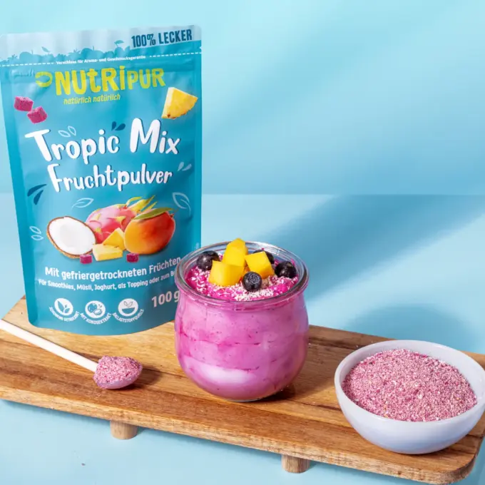Billedet viser det frysetørret skovbærpulver anvendt som smoothie.
