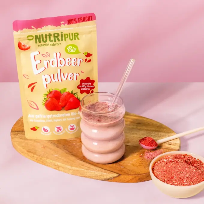 Billedet viser det frysetørrede økologiske frugtpulver med jordbær som smoothie.