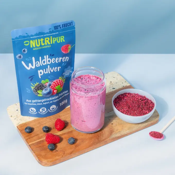 Billedet viser det frysetørret skovbærpulver anvendt som smoothie.