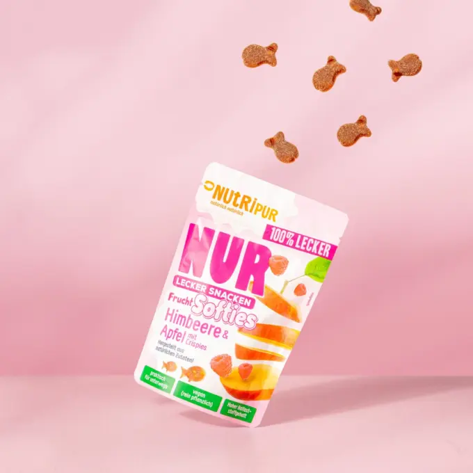 Detaljebillede af emballagen til det bløde frugtslik “Softies” med hindbær og æble med crispies.