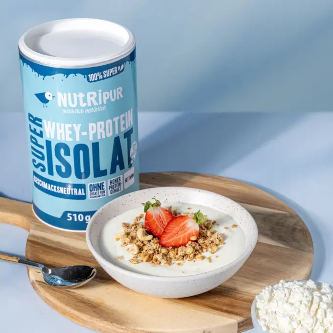 Billedet viser Super Isolat Whey Proteinpulver med neutral smag i yoghurt.