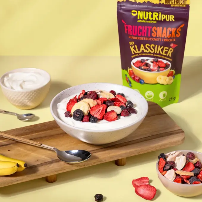 Billedet viser den frysetørrede frugtblanding “Den Klassiske” i yoghurt