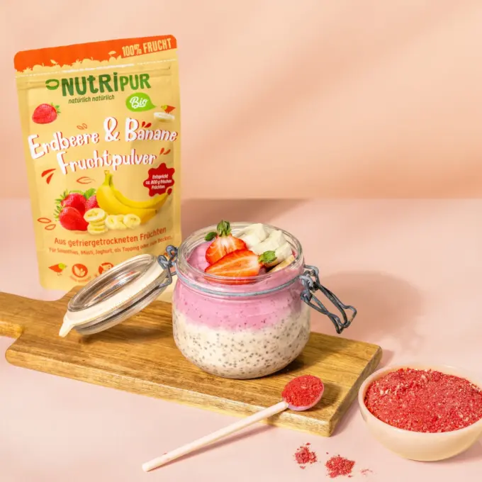 Billedet viser det frysetørrede økologisk frugtpulver af jordbær og banan i yoghurt.