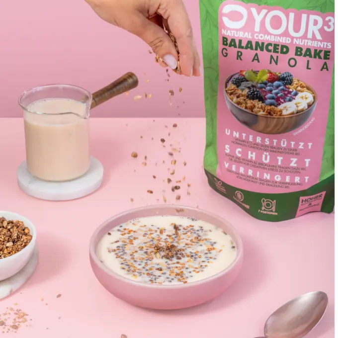 Billedet viser Your 3 Granola som en lækker morgenmad.