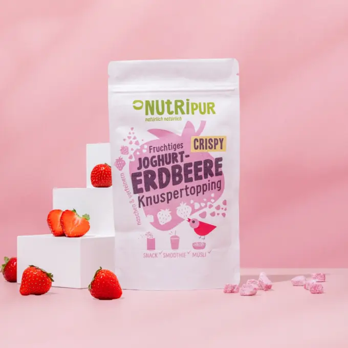 Billedet viser yoghurt-jordbær-knasende topping i müsli.