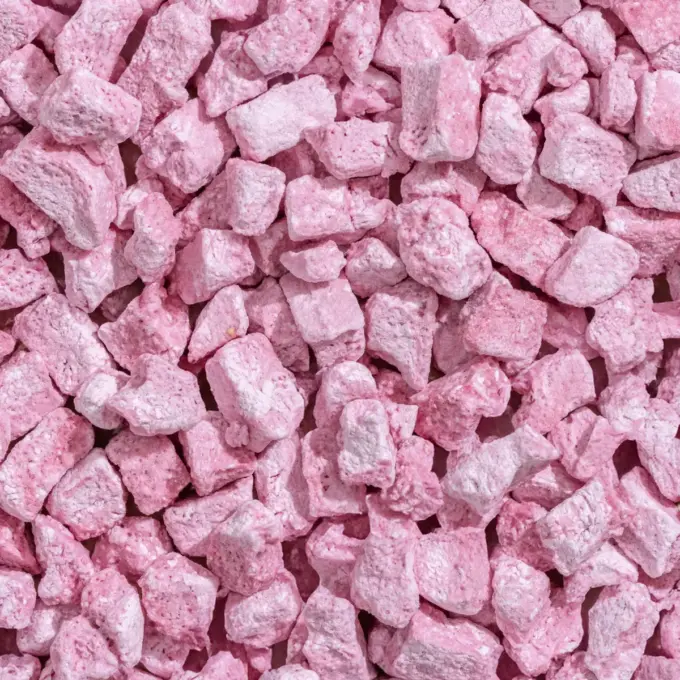Detaljebillede af emballagen og den sprøde topping med yoghurt og jordbær