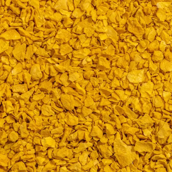 Et billede viser et makrofoto af NutriPurs crunchy mangotopping.