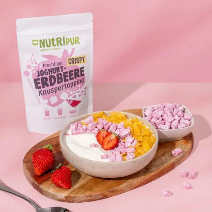 Billedet viser yoghurt-jordbær-knasende topping i skåle.