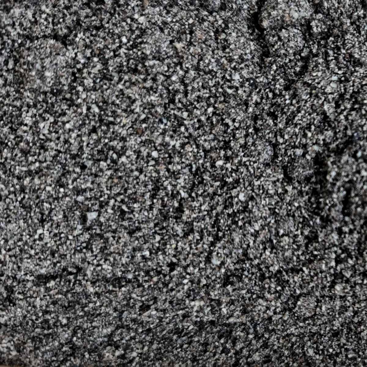 Et billede viser et makrobillede af SuperSpice økologisk sortkommen (malet) fra NutriPur