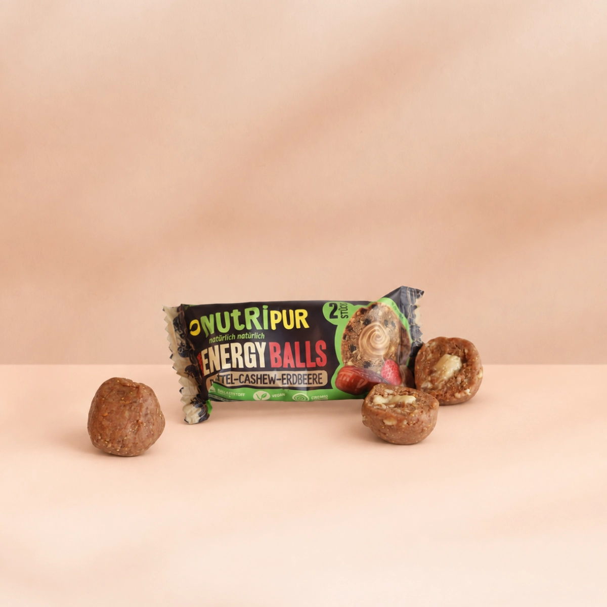 Emballage til Energyballs med dadler, cashewnødder og jordbær