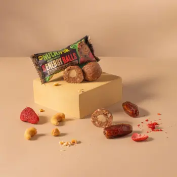 Emballagen til Energyballs med dadler, cashewnødder og jordbær
